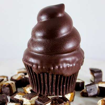 Snickers bar fudge cupcake